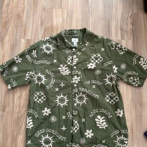 H&M Olive Green Short-Sleeve Button-Down Shirt with White Graphic Print